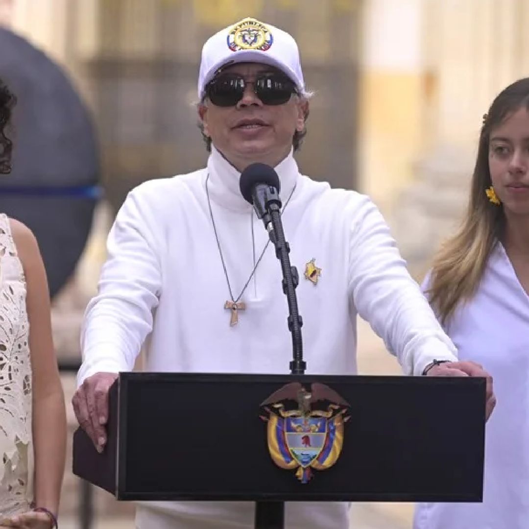 El presidente de Colombia, Gustavo Petro (c), habla junto a su hijas Sofía (i) y Antonella luego de votar en la segunda vuelta de las elecciones presidenciales este domingo, en Bogotá (Colombia). EFE/ Natalia Pedraza